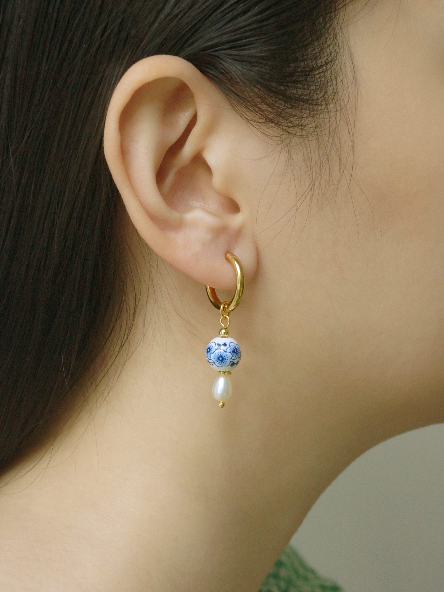 Boucles d'oreilles créoles en céramique et perles