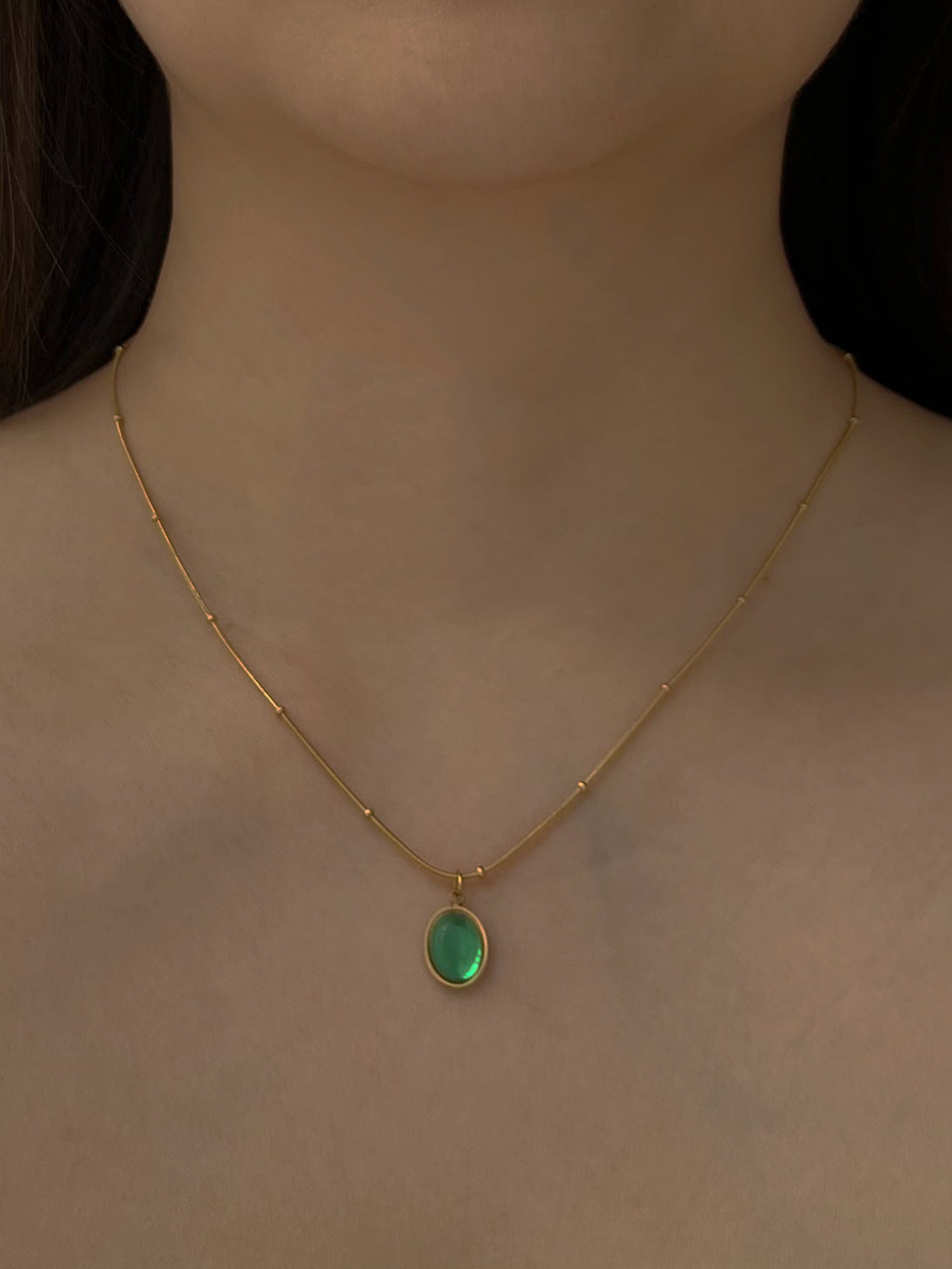 thais necklace green model