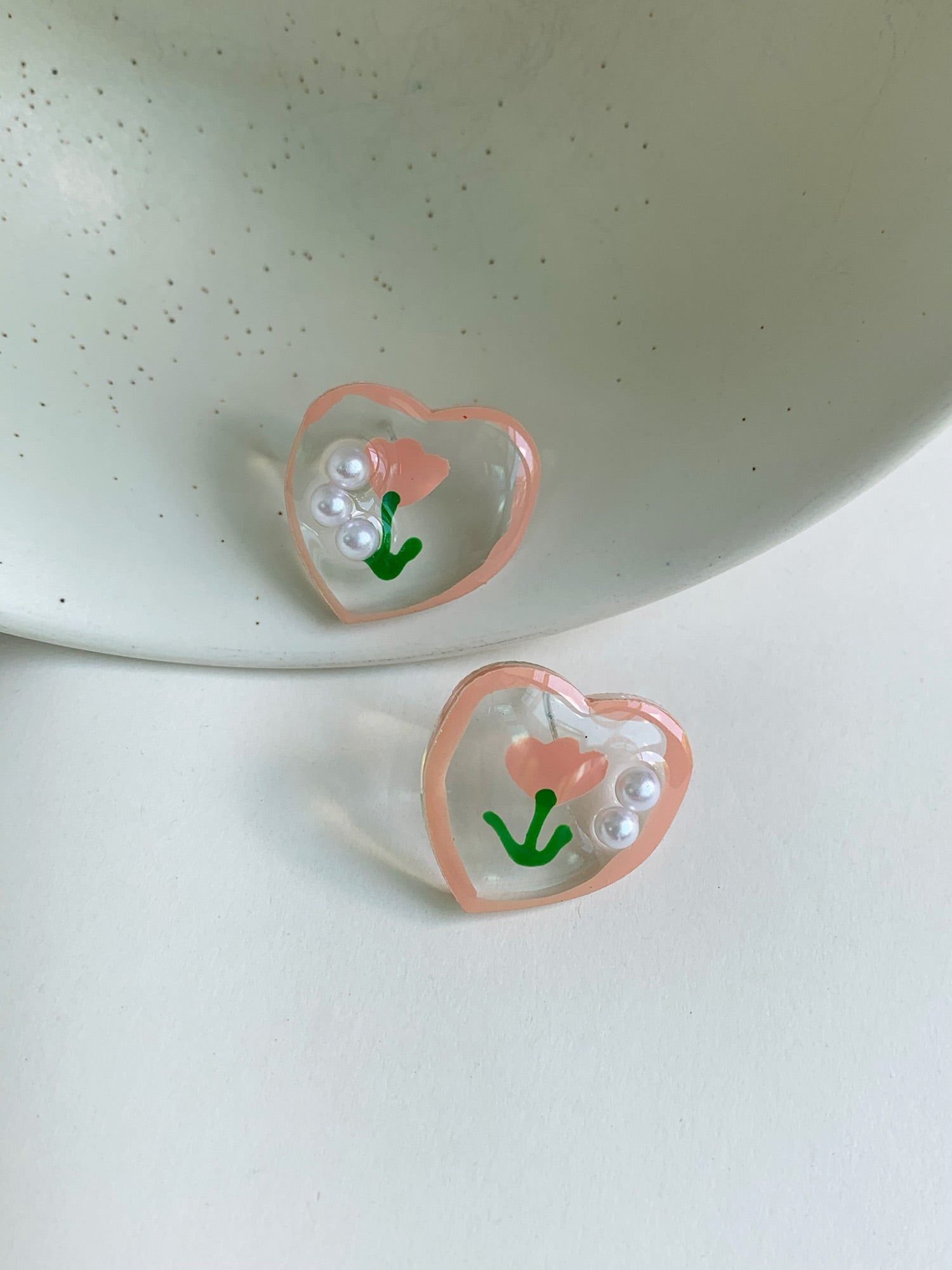Boucles d'oreilles tulipes roses dessinées à la main