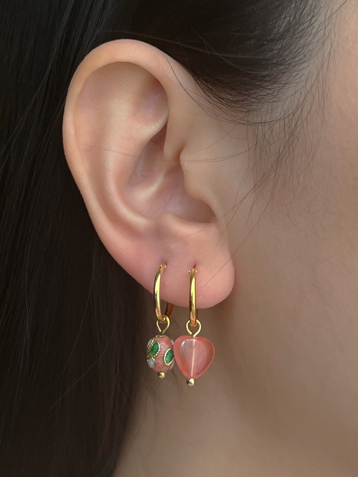 Boucles d'oreilles créoles en pierre dépareillées - Rose pastèque/Cloisonne